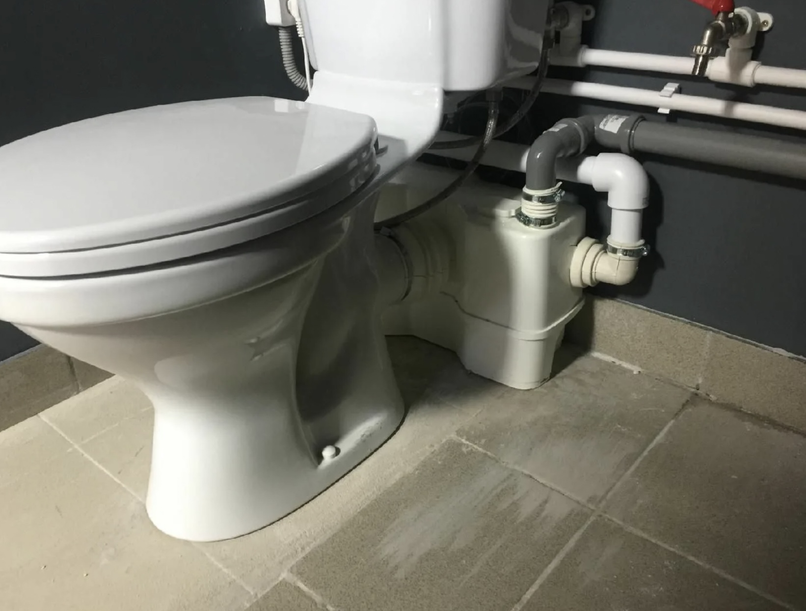 Монтаж фекального насоса Установка сололифта